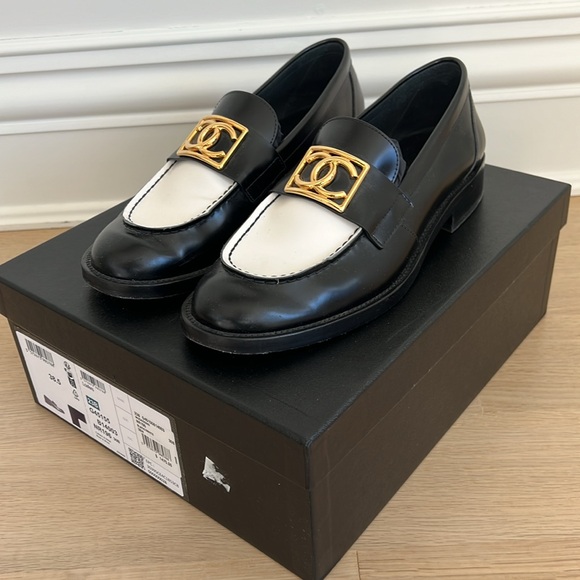 Chanel black and white calfskin loefer with gold metal 38.5 - Picture 3 of 6